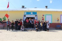 DICLE ÜNIVERSITESI - Üniversite Öğrencileri Köy Okulunu Boyadı