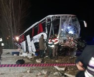 Yolcu Otobüsü Kaza Yaptı Açıklaması 2 Ölü, 33 Yaralı
