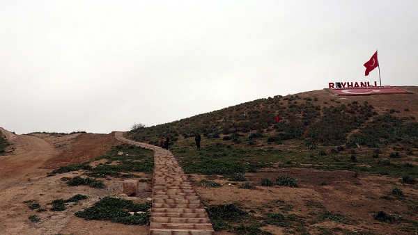 Afrin sınırındaki tepeye dev Türk bayrağı