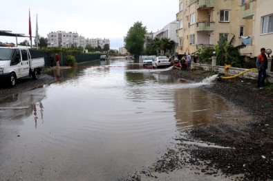 Antalya'da Su Basan Evlerde Tahliye İşlemleri Devam Ediyor