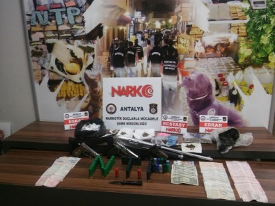 Antalya'da Uyuşturucu Operasyonu Açıklaması 4 Gözaltı