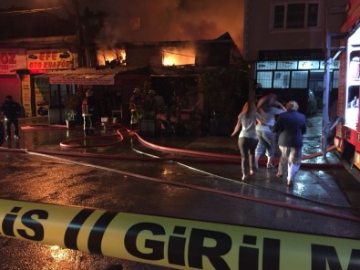 Bursa'da Yangın... İş Yeri Sahibi Haberi Alınca Evinden Çıplak Ayakla Koşarak Geldi