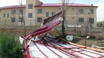 ŞİDDETLİ RÜZGAR - Elbistan'da Şiddetli Rüzgar Okul Çatısını Uçurdu