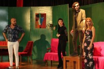 ŞEHİR TİYATROSU - 'Elimde Valizim' Oyunu 'Dünya Tiyatrolar Günü'nden Sahnelendi