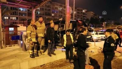 İzmir'de Kaza Yapan İki Araç Tramvay Durağına Çarptı