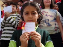 KÜÇÜK KIZ - Küçük Ahsen Yarışmada Kazandığı Altını Mehmetçik Vakfı'na Bağışladı