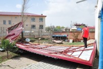 ŞİDDETLİ RÜZGAR - Okulun Kopan Çatısı Evin Bahçesine Düştü