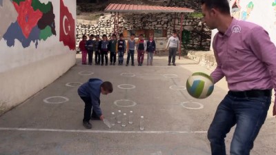 Pet Şişe Ve Voleybol Topuyla Bovling