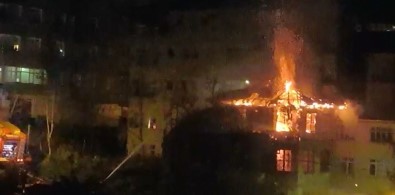 Rize'de Çıkan Yangında 3 Katlı Ahşap Ev Kül Oldu