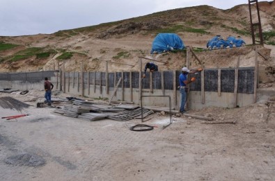 Siirt Belediyesi Heyelana Karşı İstinat Duvarı Örüyor