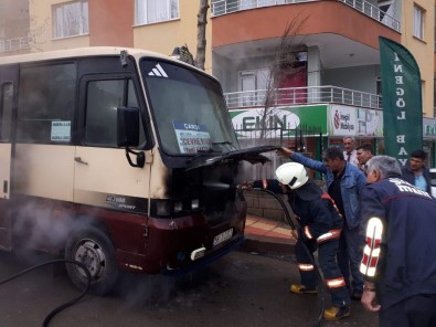 Siirt'te Seyir Halindeki Minibüs Alev Aldı