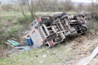 Tekirdağ'da Oksijen Tüpü Yüklü Kamyon Devrildi