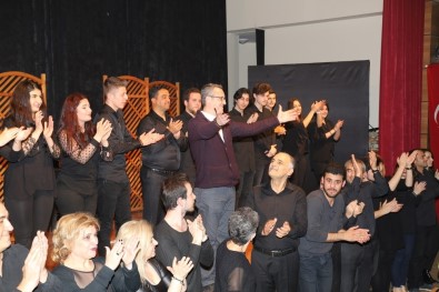 Turgutlu 'Ustaların İzi'nde Tiyatro Oyunu İle Güldü