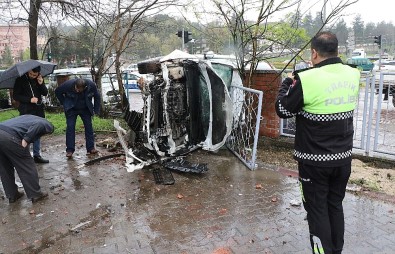 Yoldan Çıkan Otomobil Çay Bahçesinin Girdi