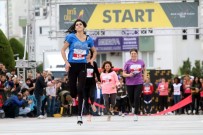 TOPUKLU AYAKKABı - Antalya'da Kadınlar Yüksek Topukla Koştu