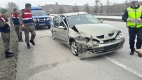 Otomobil Bariyerlere Çarptı Açıklaması 4 Yaralı