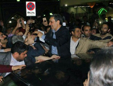 Ahmedinejad 'yardımcılarının tutuklanmasını' protesto etti