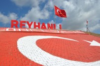 DAVUTPAŞA - Bayrak Tepe'ye Dev Türk Bayrağı Ve Işıklı 'Reyhanlı' Tabelası