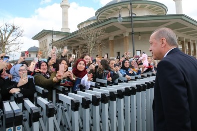 Cuma Namazını Millet Camii'nde Kılan Vatandaşlardan Cumhurbaşkanı Erdoğan'a Sevgi Seli