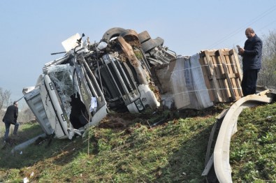 Devrilen Karton Yüklü TIR Parçalandı