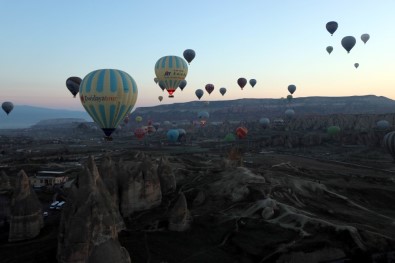 Kapadokya'da Balon Turlarına Olumsuz Hava Şartları İzin Vermedi