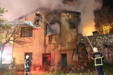 Kütahya'da Metruk Binada Yangın