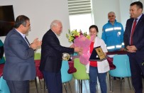 TAHIR ŞAHIN - Lapksei'de Yılın Doktoruna Plaket