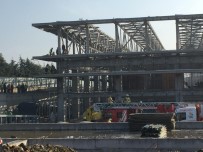 İTFAİYE MERDİVENİ - Okmeydanı'nda Spor Salonu İnşaatında İşçiler Çatıdan Düştü