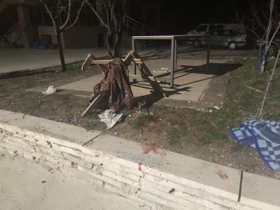 Afgan genç, arkadaşının boğazını kesti