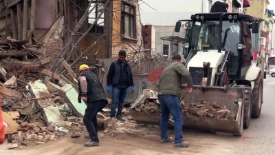 GÜNCELLEME - Edirne'de Metruk Binanın Bir Bölümü Yola Yıkıldı