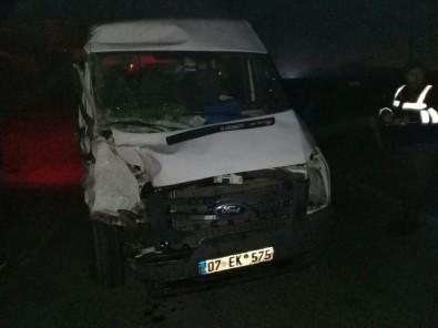 İzmir'de Minibüs İle Tır Çarpıştı Açıklaması 4 Yaralı