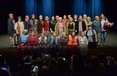 Kadınların Kurduğu Tiyatro Topluluğu Bergamalıların Gönlünü Fethetti