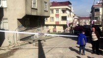 KANARYA MAHALLESİ - Küçükçekmece'de Duvarlarında Çatlaklar Oluşan Bina Boşaltıldı