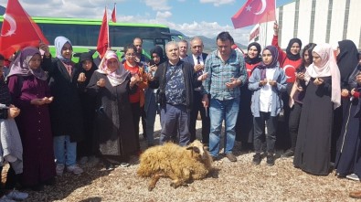 Mersin'den Gelen Öğrenciler Hassa'da Mehmetçik İçin Kurban Kesti