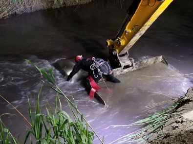 Nehre Düşen Otomobilin Tavanına Çıkarak Hayatta Kaldı