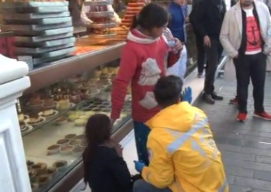 Taksim'de dilenci terörü! 12 yaşındaki kızı tramvaydan attılar