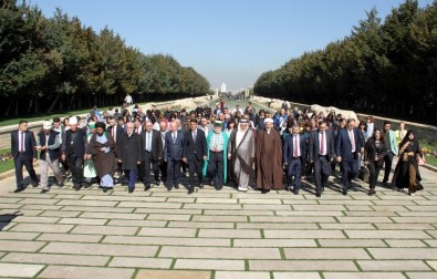 Türkmen Alevi Bektaşi Vakfı Üyeleri Anıtkabir'i Ziyaret Etti