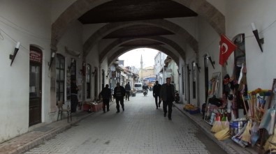 Balıkesir'de Altından Yol Geçen 275 Yıllık Ahşap Cami İlgi Görüyor