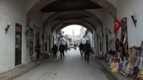 EMEKLİ İMAM - Balıkesir'de Altından Yol Geçen 275 Yıllık Ahşap Cami İlgi Görüyor