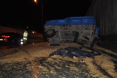 Eskişehir'de Tır, Buğday Yüklü Traktöre Çarptı Açıklaması 1 Ölü