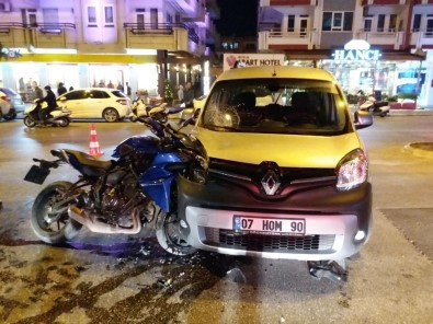 Motosikletle Otomobil Çarpıştı Açıklaması 1 Yaralı