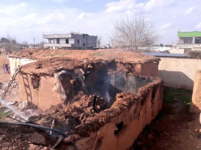 Şanlıurfa'da Yangın Çıkan Toprak Ev Çöktü