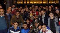 Trabzonsporlu Taraftarlar Şenol Güneş'i Ziyaret Ederek Çiçek Verdi