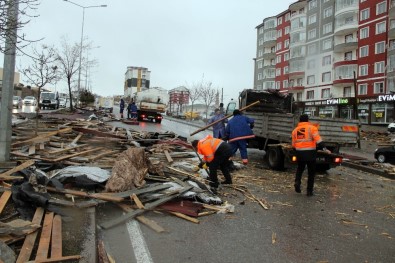 Yozgat'ta Şiddetli Rüzgar Çatıları Uçurdu, 1 Kişi Yaralandı