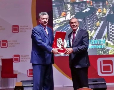 Başkan Özdemir'e Ödül Verildi