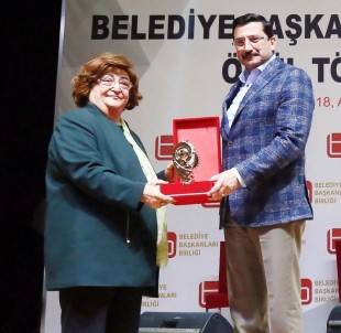 Belediye Başkanları Birliği'nden Başkan Ak'a Ödül