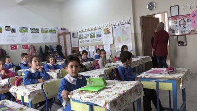 Çocukları Derste Anneleri Okulun Atölyesinde Mesaide