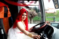 GELİN ARABASI - Gelinliğiyle otobüs direksiyonuna geçti