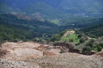 HÜSAMETTIN ÇETINKAYA - Heyelan Olan Yola Alternatif Yol Açılıyor