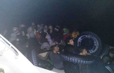 Lastik Botla Yunanistan'a Geçmeye Çalışan 43 Göçmen Yakalandı